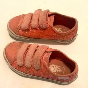 PINK Van’s Girls fuzzy shoe off the wall size US kids size 10.5 velcro s…